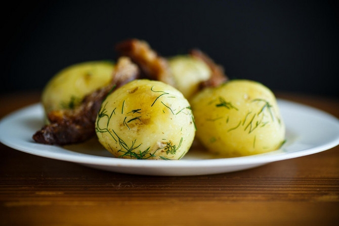 TRIK KUVARA: Kuvani krompir nikada neće biti ukusniji ako mu dodate ove tri stvari koje koštaju 20 dinara