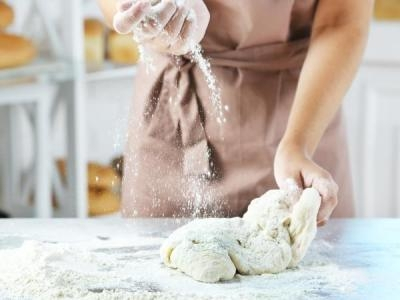 Kako najbrže i najefikasnije očistiti radnu površinu od brašna