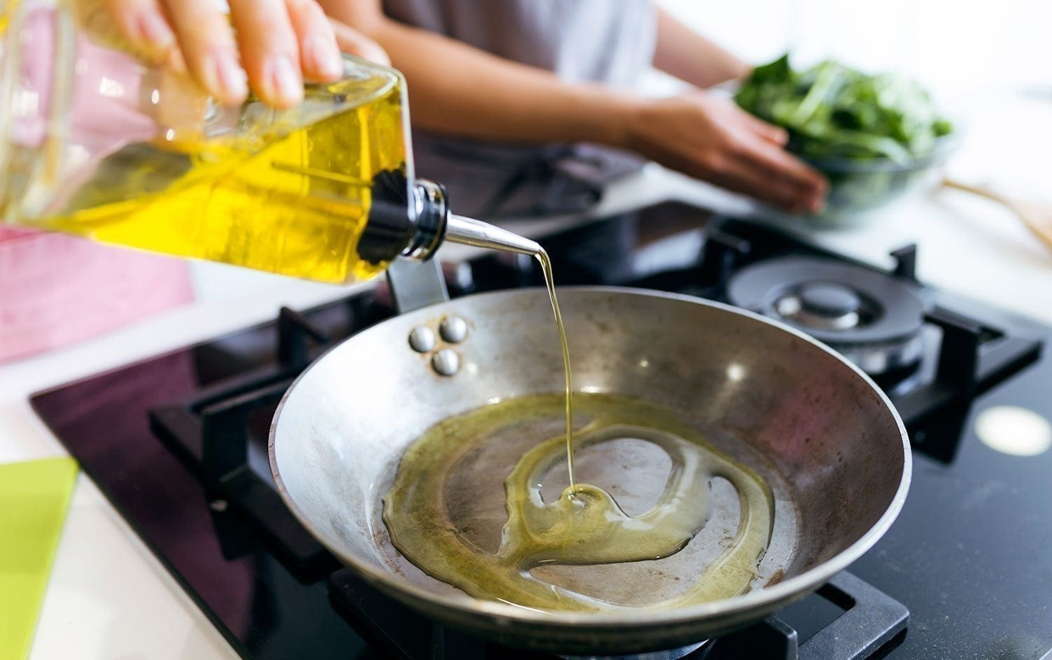Sjajan kuvarski trik kako da vam ulje ne prska van tiganja