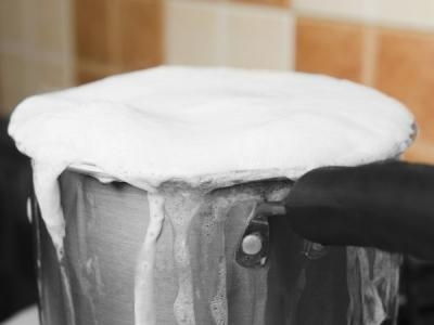 Kako očistiti šerpu od zagorelog mleka