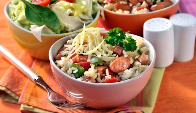 Salata od pirinča i kobasice